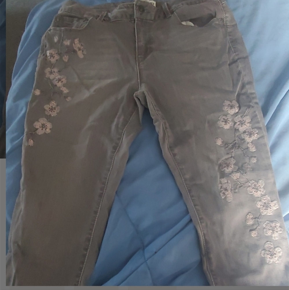 Adorable skinny jeans with flower detailing